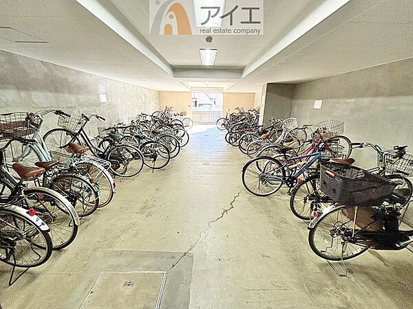 広々スペースの駐輪場はご家族の自転車を置くことができます