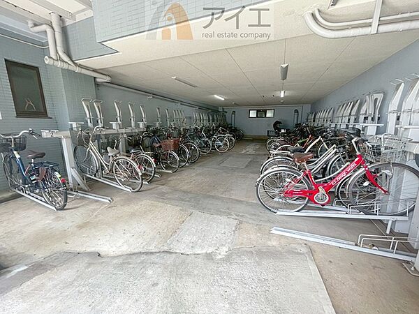 広々スペースの駐輪場はご家族の自転車を置くことができます