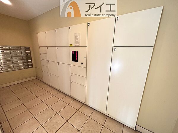 お出掛けが多くても安心な、宅配ボックスつき