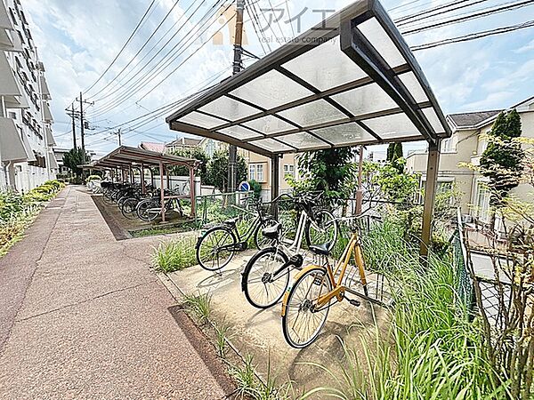 広々スペースの駐輪場はご家族の自転車を置くことができます