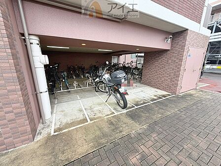 広々スペースの駐輪場はご家族の自転車を置くことができます