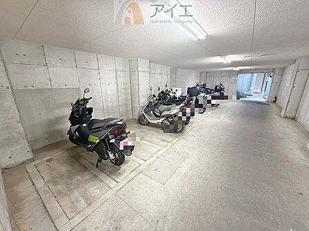 広々スペースの駐輪場はご家族の自転車を置くことができます