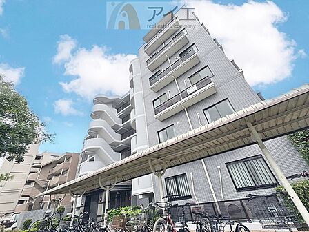 朝から日差しいっぱいの、明るい空間でのびのび過ごせます