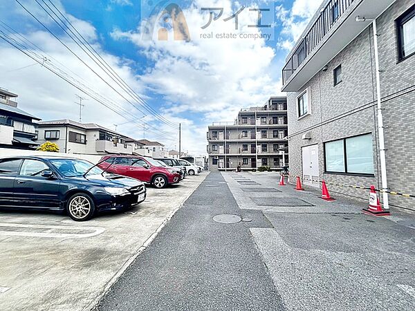 駐車場があるため車通勤の方にも安心なマンションです（要空確認）