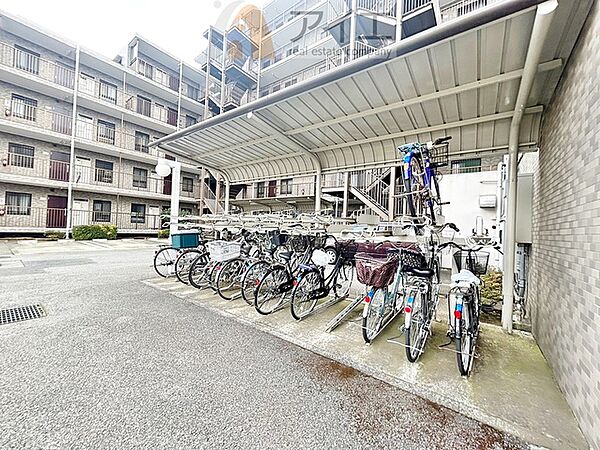 広々スペースの駐輪場はご家族の自転車を置くことができます