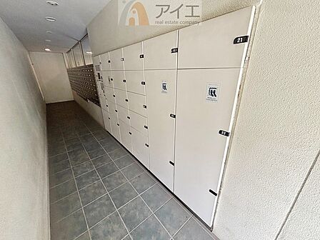 お出掛けが多くても安心な、宅配ボックスつき