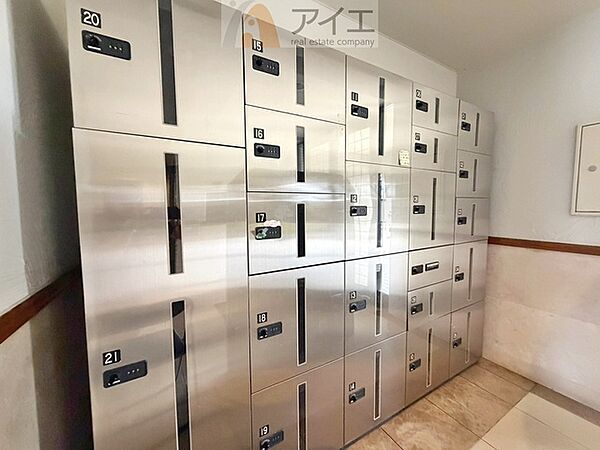 お出掛けが多くても安心な、宅配ボックスつき
