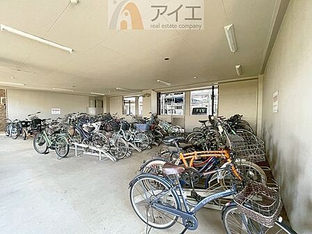 広々スペースの駐輪場はご家族の自転車を置くことができます