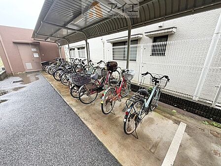広々スペースの駐輪場はご家族の自転車を置くことができます