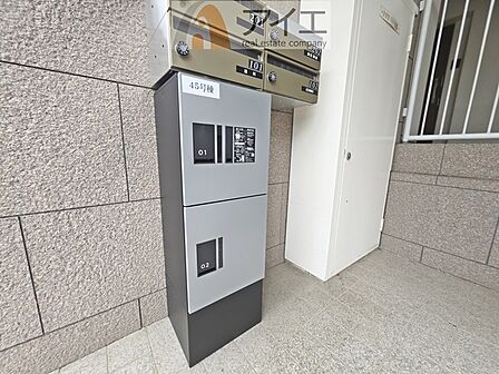 お出掛けが多くても安心な、宅配ボックスつき
