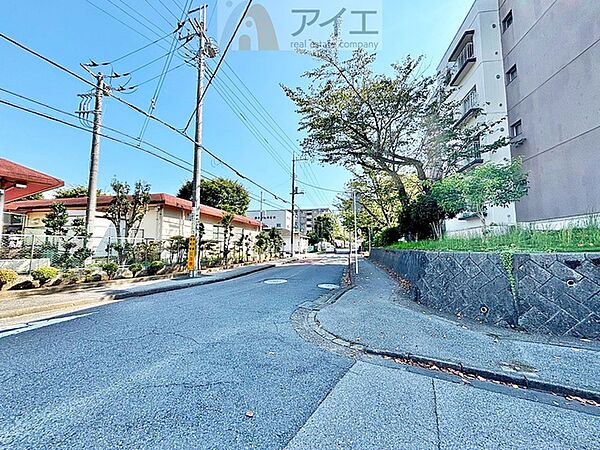 前面道路は歩道も整備され、小さなお子様にも安心