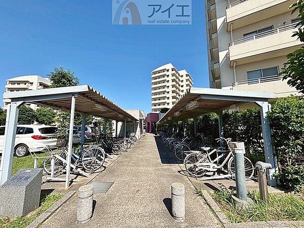 広々スペースの駐輪場はご家族の自転車を置くことができます