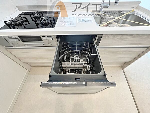 手に優しい、後片づけおまかせの食洗機。ママも食後のだんらんに加われます
