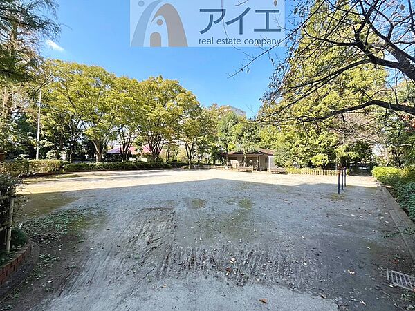 公園が近く、子育て家族に嬉しい緑豊かな環境です