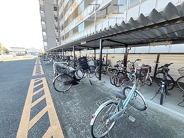 広々スペースの駐輪場はご家族の自転車を置くことができます
