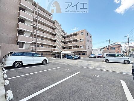 駐車場があるため車通勤の方にも安心なマンションです(要空確認)