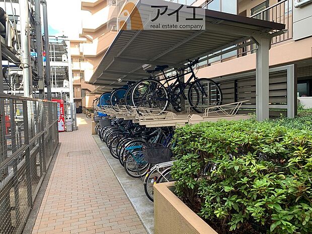 広々スペースの駐輪場はご家族の自転車を置くことができます
