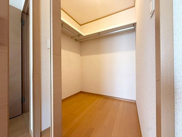 お洋服を大切にされる方に大変喜ばれる、憧れのウォークインクローゼット。お洋服以外にも掃除機やスーツケースなどを一箇所に集約できるのは魅力ですね！扉が一箇所ですので、お部屋の見た目にもスッキリ！