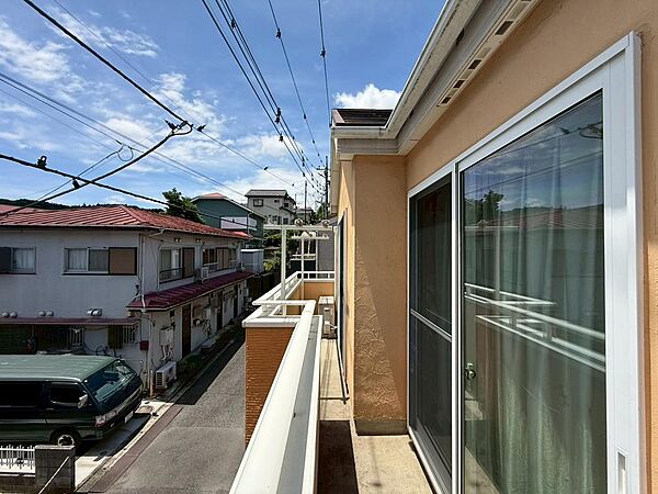 陽当りの良いバルコニーは、物干しセットを追加すれば、一度にたくさんのお洗濯物が干せるのが魅力！バルコニーは洗濯物を干すだけの場所じゃなく、家族のゆとりのある時間を演出するプライベート空間。
