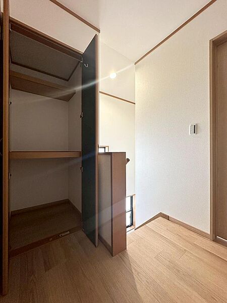 2階廊下にも収納があります。