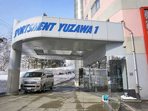 玄関前にはシャトルバスが待機（冬期間のみ）