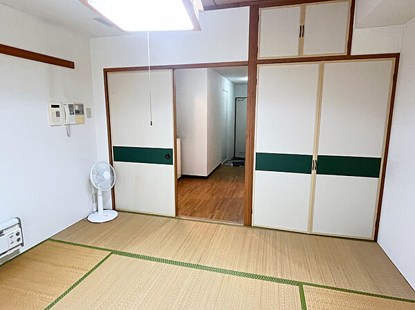 窓側から見た室内