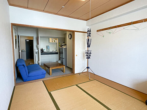 窓側から見た室内