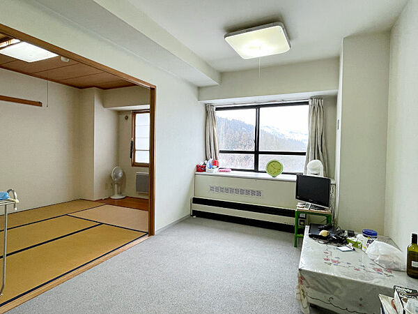 キッチン側から見た室内