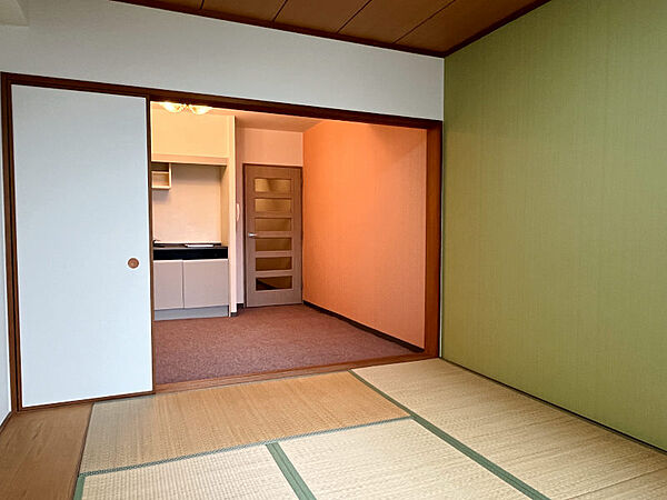 窓側から見た室内