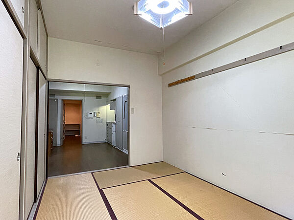 窓側から見た室内