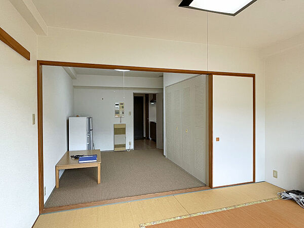 窓側から見た室内