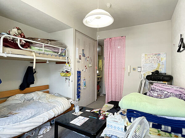 窓側から見た室内