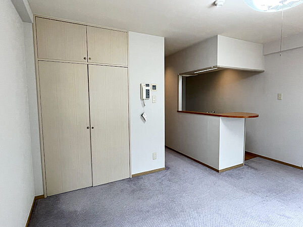 窓側から見た室内
