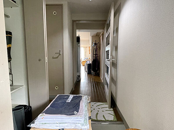 玄関側から見た室内
