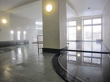 【共用部】日が差し込む温泉大浴場