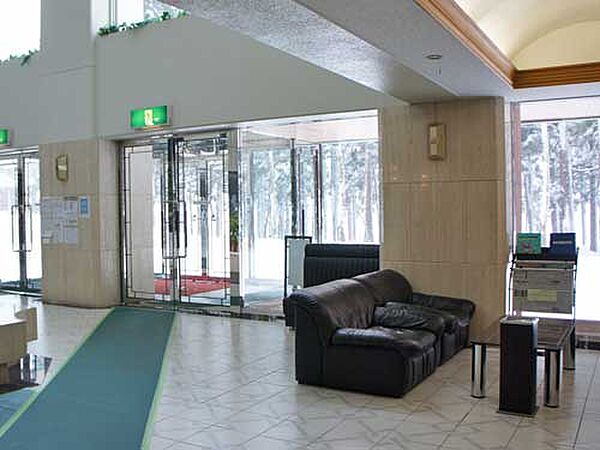 【共用部】日の光が差し込むロビー