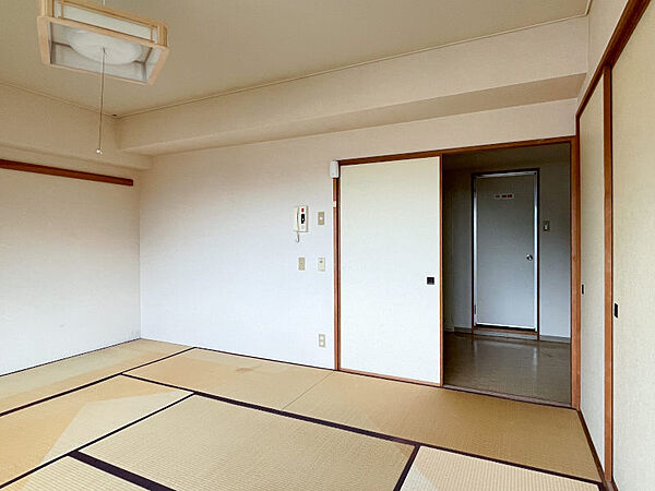 窓側から見た室内
