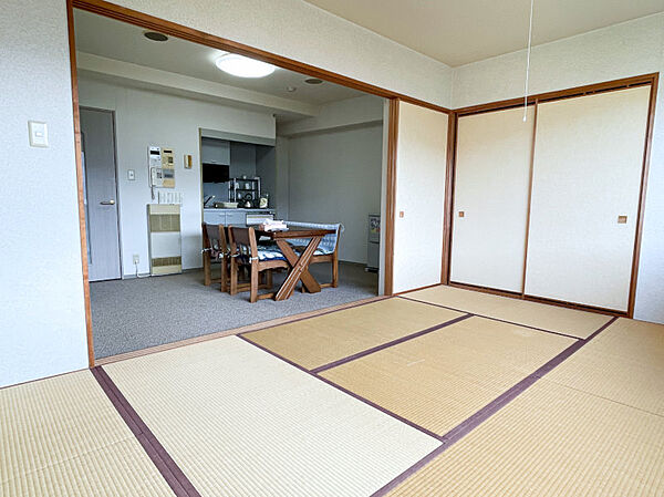 窓側から見た室内