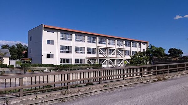 東小学校 460m