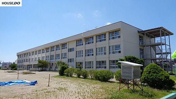 南小学校南小学校 740m