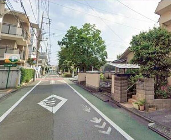 西側の前面道路は幅員約6mの公道。現地で接道状況や周辺環境をぜひお確かめください。