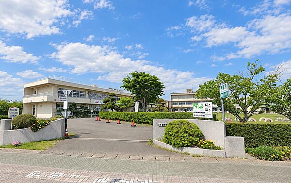徒歩圏内にある小学校はお子様の登下校に嬉しい近さです。