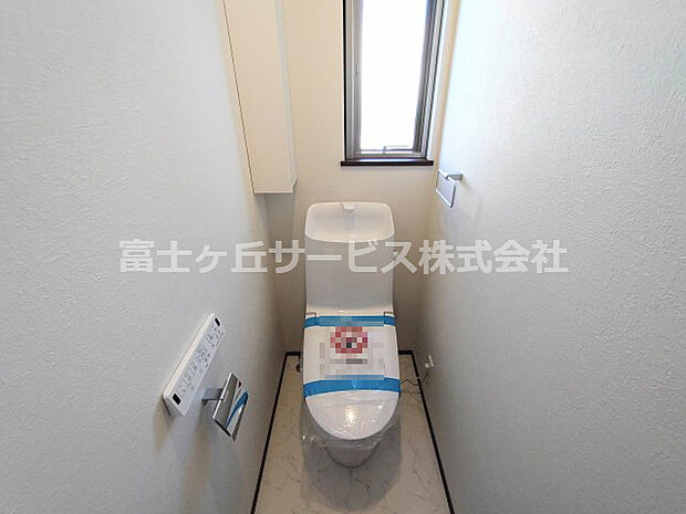 1階2階に同タイプのトイレがあります