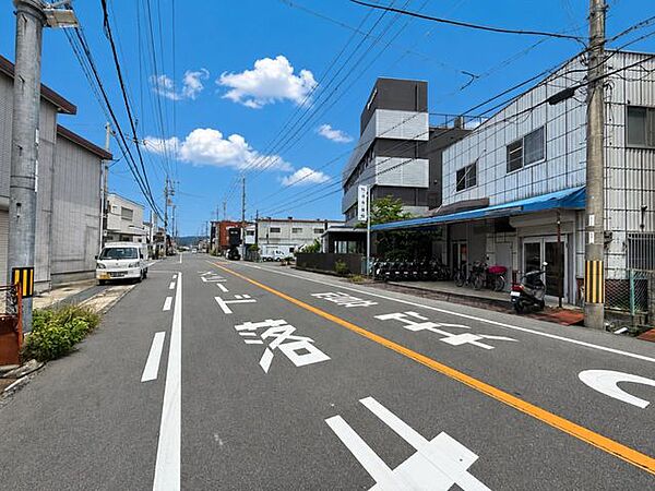 駐車も楽々、視認性の良い道路沿いです♪