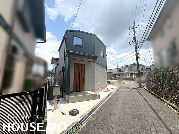 前面道路側から見た外観。建物の全体像と道路との位置関係が把握できます。