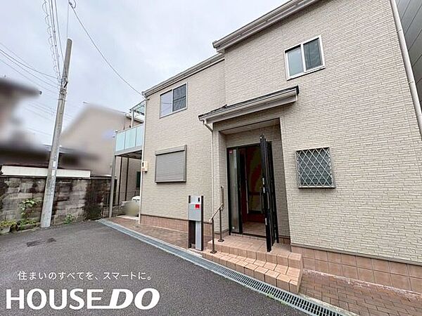 別アングルからの外観。2階窓の配置バランスも確認できます。