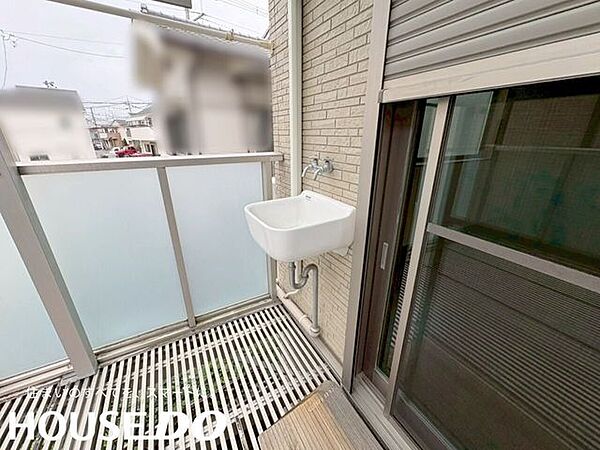 バルコニーのシンク。屋外での作業もしやすい設備です。