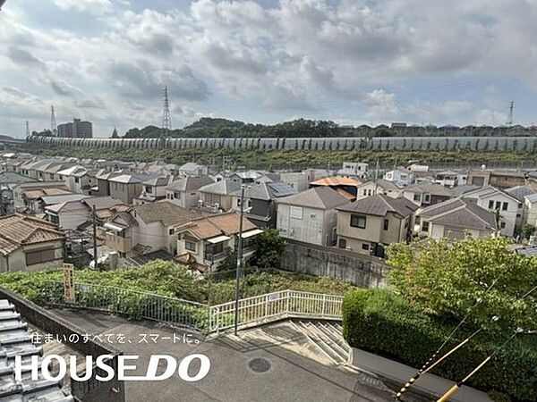 見渡す眺望。住宅街越しに緑豊かな山並みまで望め、高低差のある立地の開放感が味わえます。