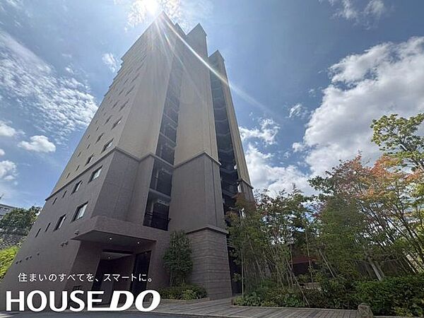 外観の見上げアングル。存在感のあるタワー形状が特徴的です。
