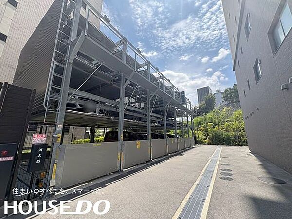 機械式駐車場。限られた敷地でも効率よく駐車スペースを確保しています。